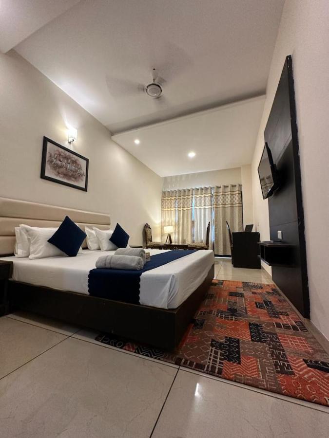 Готель Jb Residency Zirakpur !! Top Rated & Most Awarded Property In Zirakpur Екстер'єр фото