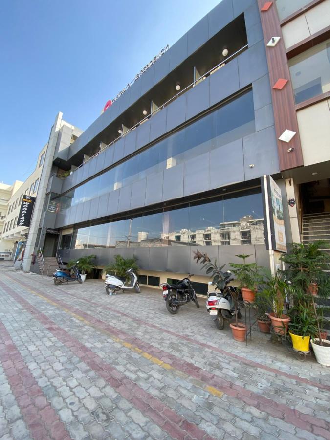 Готель Jb Residency Zirakpur !! Top Rated & Most Awarded Property In Zirakpur Екстер'єр фото