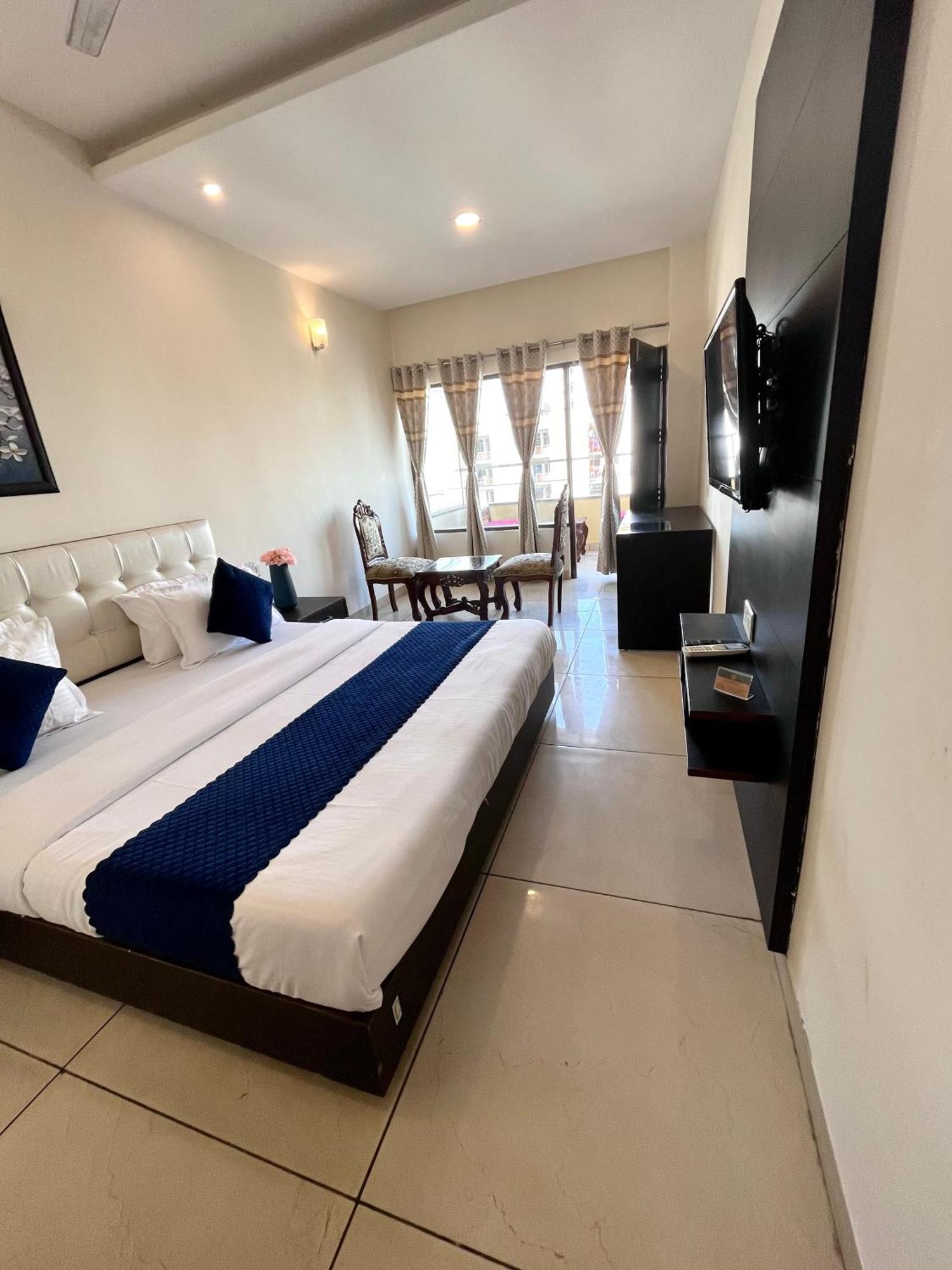 Готель Jb Residency Zirakpur !! Top Rated & Most Awarded Property In Zirakpur Екстер'єр фото