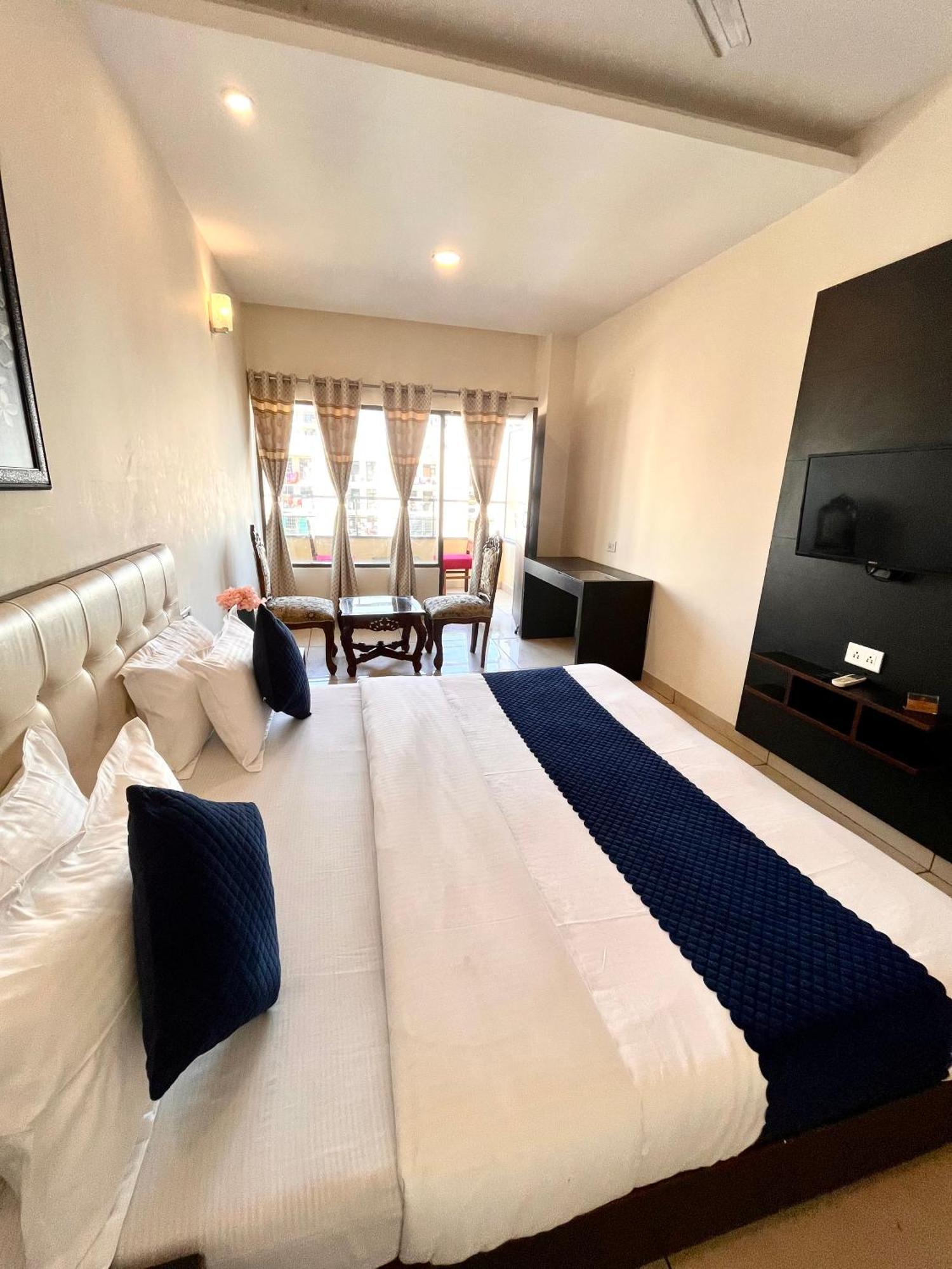 Готель Jb Residency Zirakpur !! Top Rated & Most Awarded Property In Zirakpur Екстер'єр фото