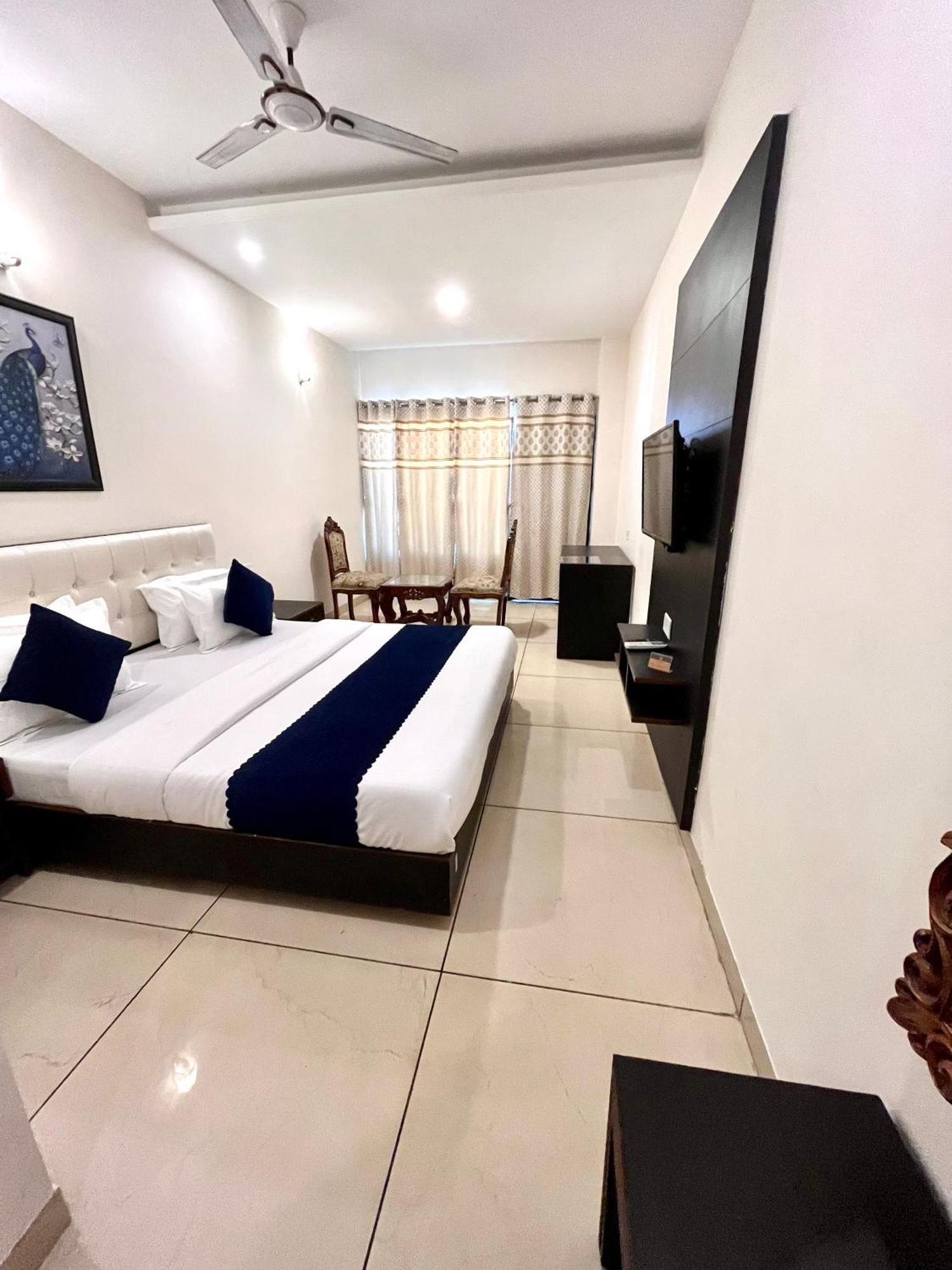 Готель Jb Residency Zirakpur !! Top Rated & Most Awarded Property In Zirakpur Екстер'єр фото