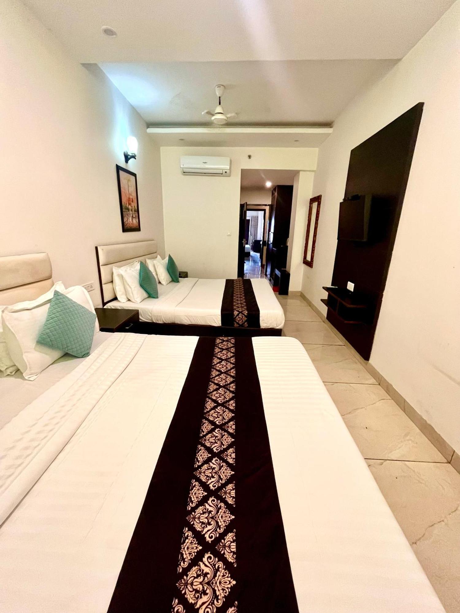 Готель Jb Residency Zirakpur !! Top Rated & Most Awarded Property In Zirakpur Екстер'єр фото